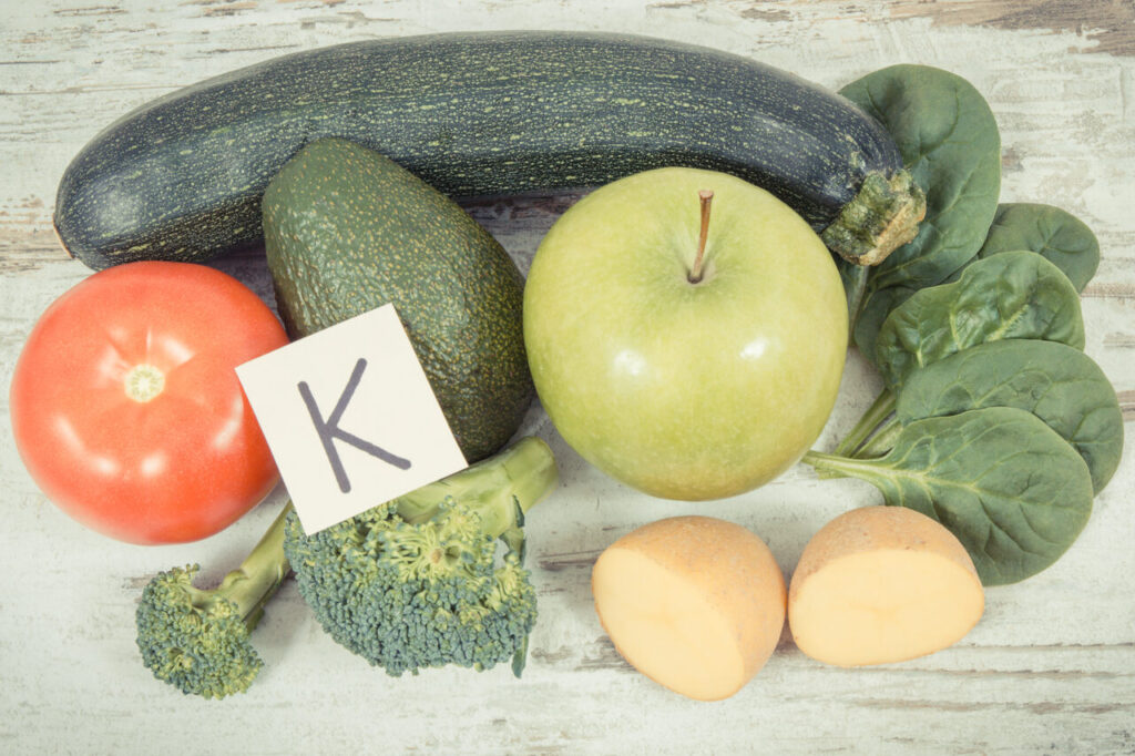 Wszystko, co musisz wiedzieć o witaminie K: rodzaje, działanie i źródła zdrowia